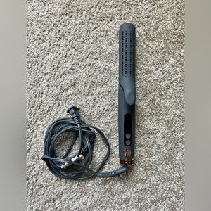 Mindy McKnight hair straightener